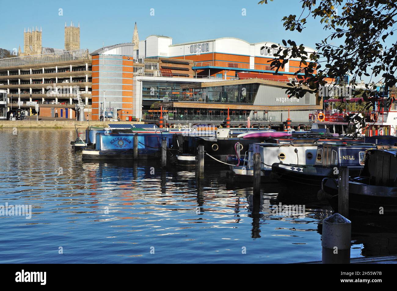 Des bateaux étroits et fluviaux amarrés sur Brayford Water par une journée ensoleillée d'automne. Lincoln. Lincolnshire, Banque D'Images