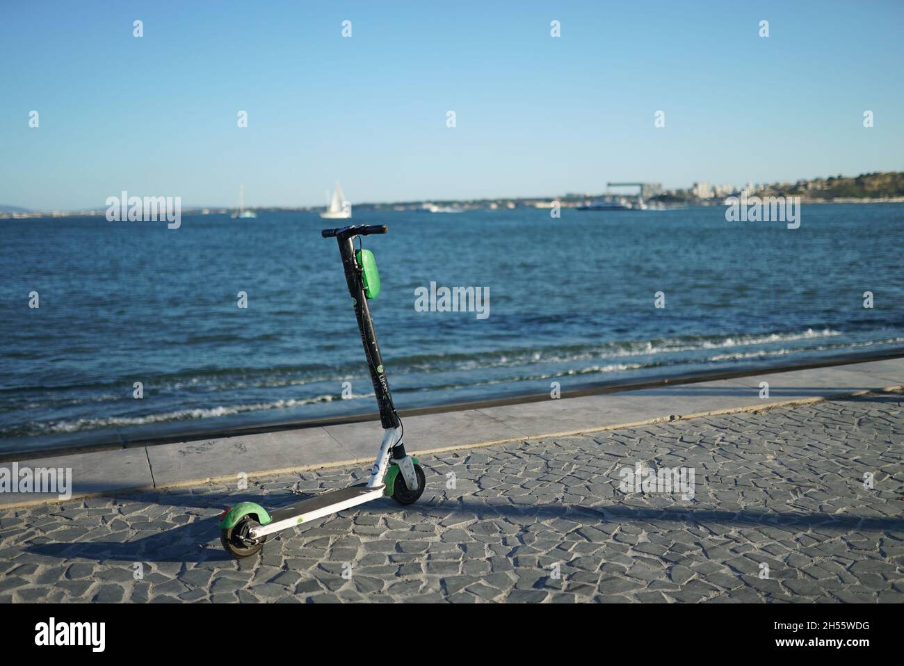 LISBONNE, PORTUGAL - 30 juillet 2021 : un scooter stationné à Ribeira das Naus, sur la baie du Tage, à Lisbonne, Portugal Banque D'Images