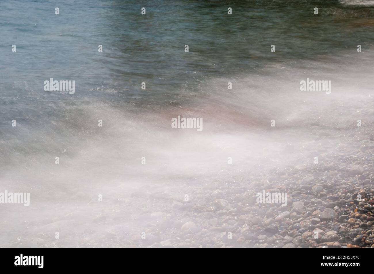 Longue exposition des vagues sur la plage Banque D'Images