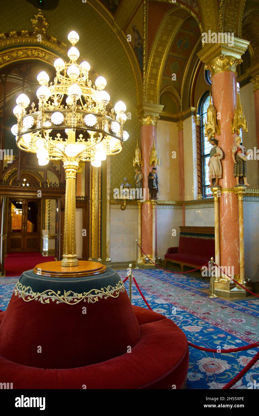 BUDAPEST, HONGRIE - 03 MARS 2019 : intérieur pompeux du Parlement hongrois avec beaucoup d'or et de lustres Banque D'Images