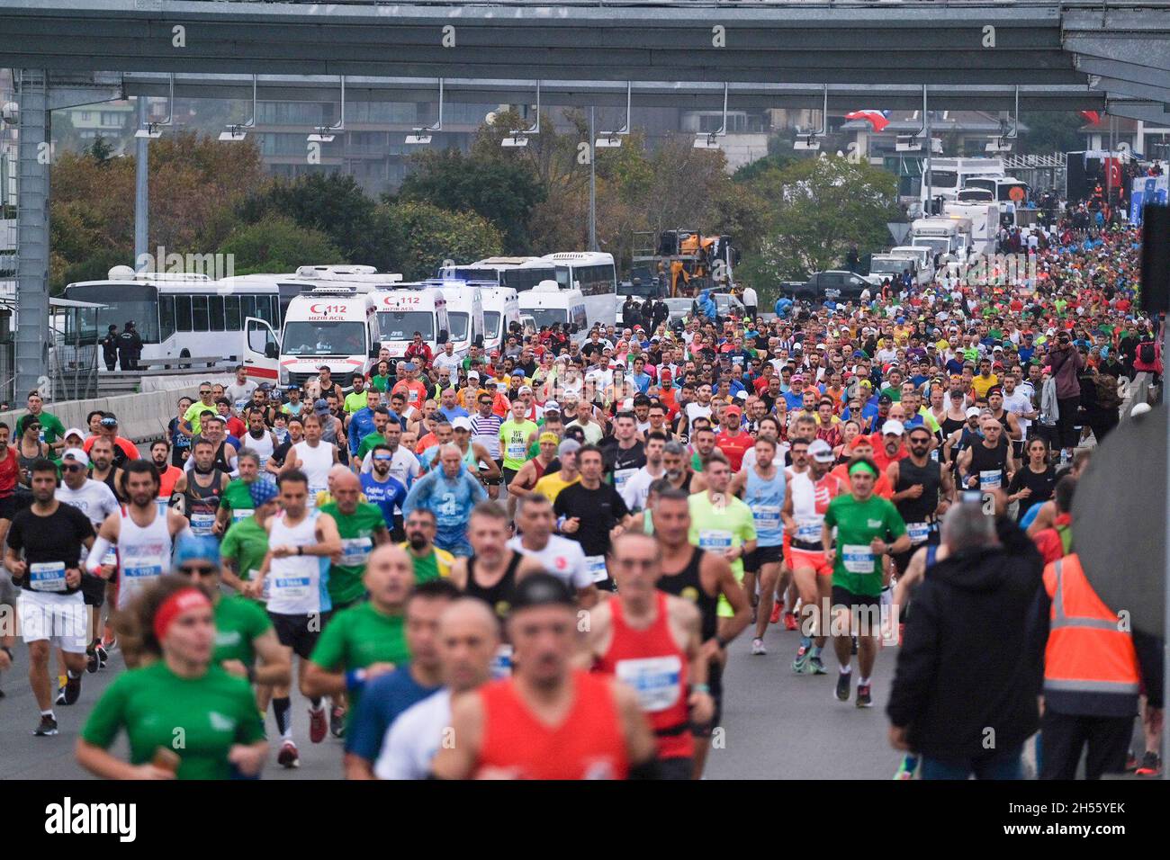 Istanbul, Turquie.7 novembre 2021.Organisé par SRAP Istanbul, une filiale de la municipalité métropolitaine d'Istanbul, et parrainé par N Kolay, le 43e Marathon d'Istanbul a commencé.Crédit: Ihsan Sercan ozkurnazli/Alamy Live News Banque D'Images Istanbul, Turquie.7 novembre 2021.Organisé par SRAP Istanbul, une filiale de la municipalité métropolitaine d'Istanbul, et parrainé par N Kolay, le 43e Marathon d'Istanbul a commencé.Crédit: Ihsan Sercan ozkurnazli/Alamy Live News Banque D'Images