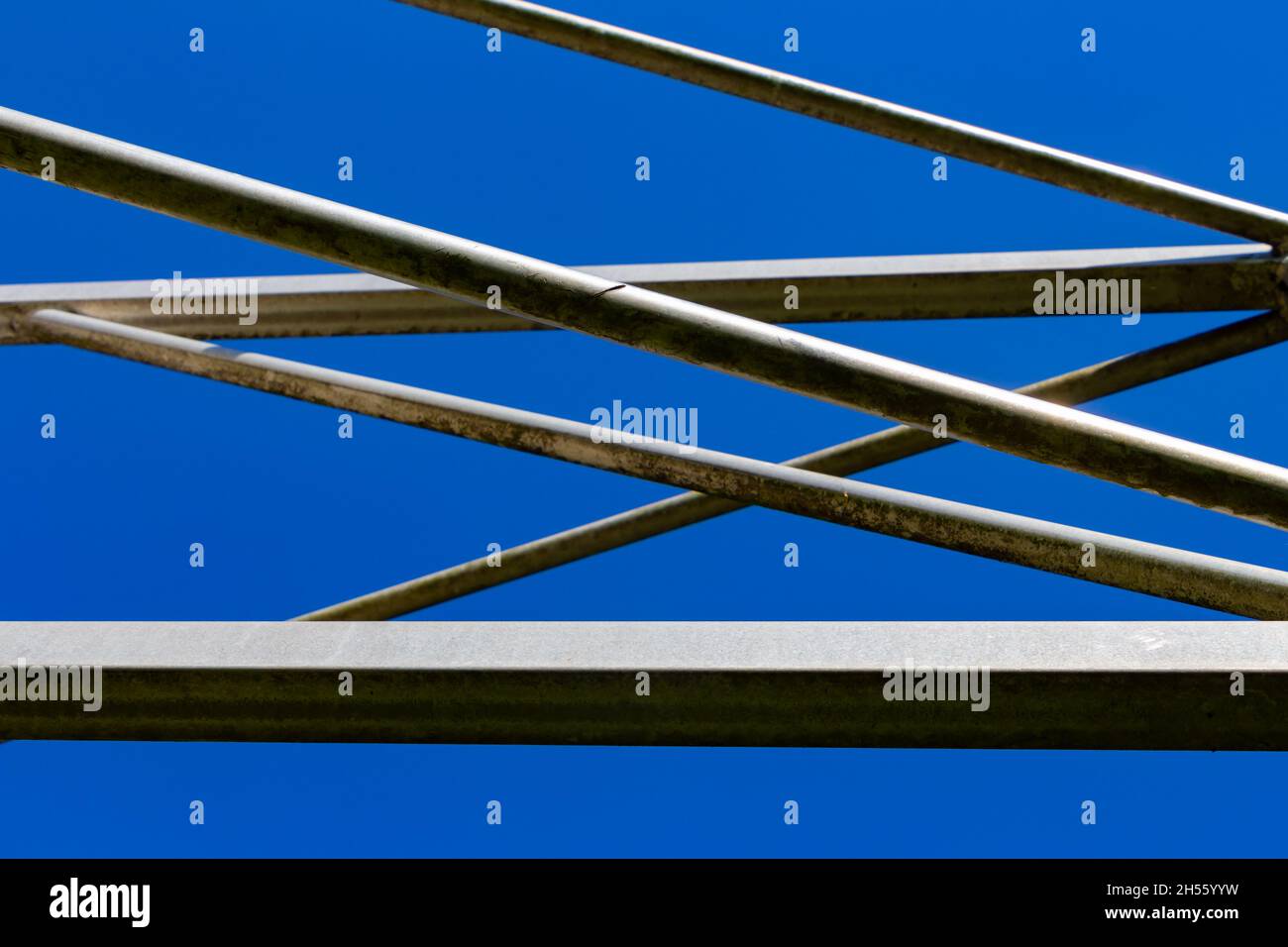Structure en acier isolée sur ciel bleu clair Banque D'Images