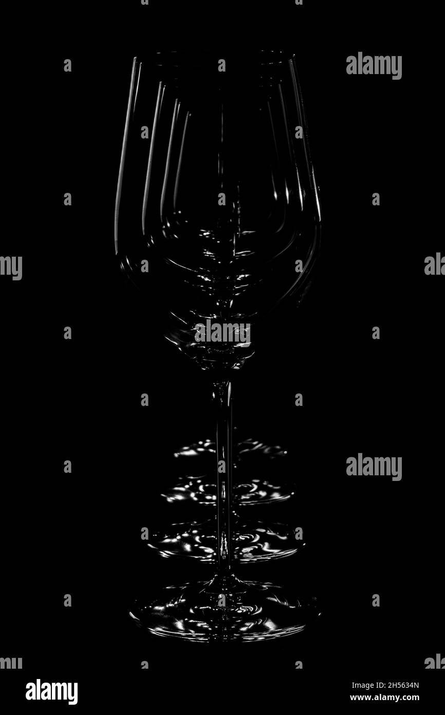 Quatre verres à vin dans l'obscurité avec contour clair Banque D'Images