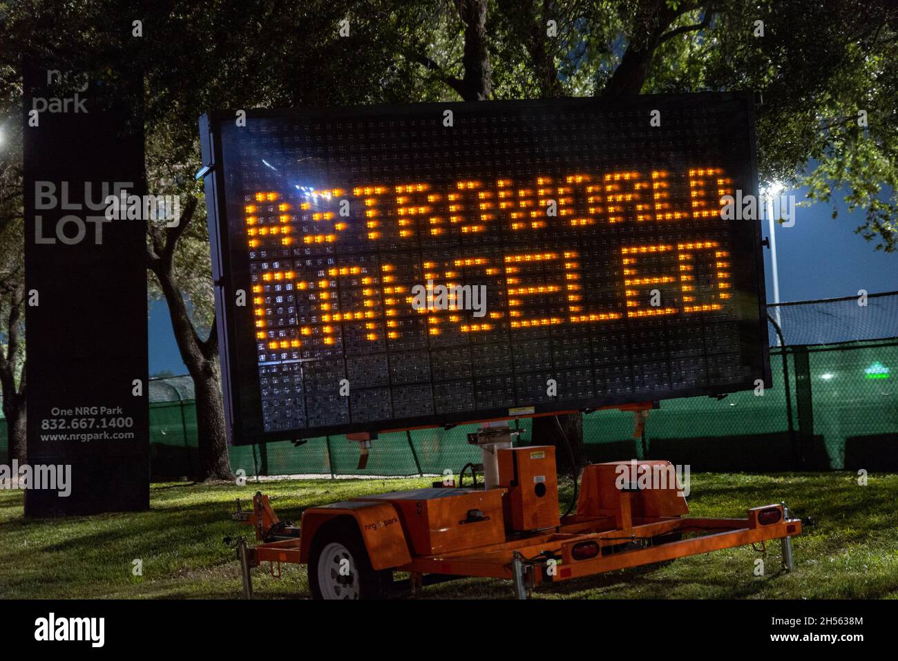 Des panneaux indiquant que le festival Astroworld est annulé sont visibles autour du parc NRG à Houston, Texas, le 6 novembre 2021.Le festival de musique très attendu s'est terminé avec la mort tragique de huit jeunes vendredi soir.(Photo de Jennifer Lake/Sipa USA) Banque D'Images