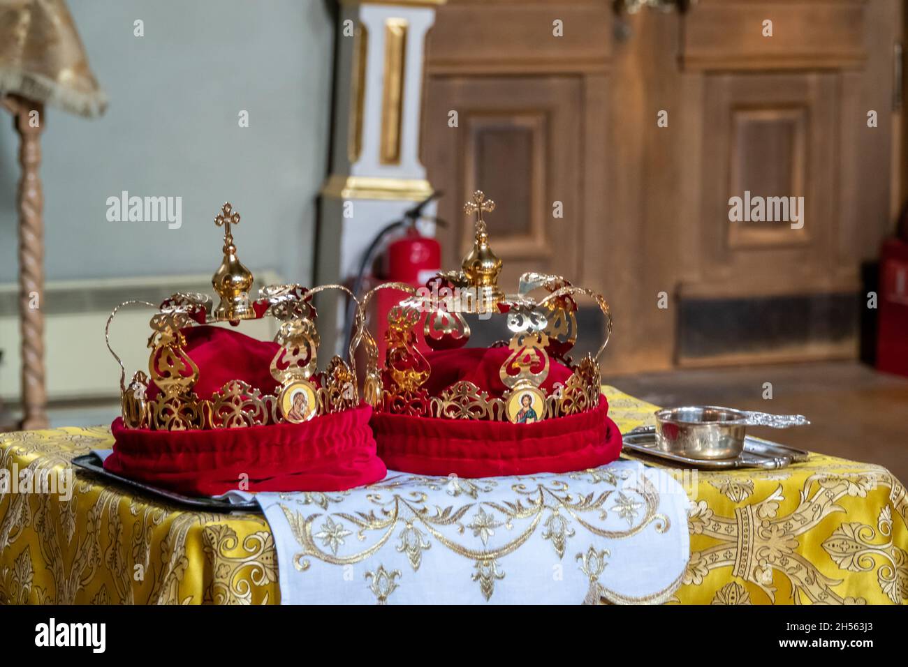 Couronnes de mariage traditionnelles dans une église.Couronne de mariage dans l'église prête pour le mariage Banque D'Images