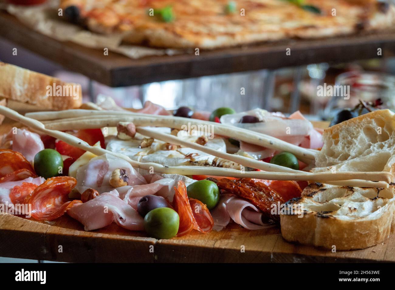 Assortiment de fromages dans diverses formes et tailles Banque D'Images