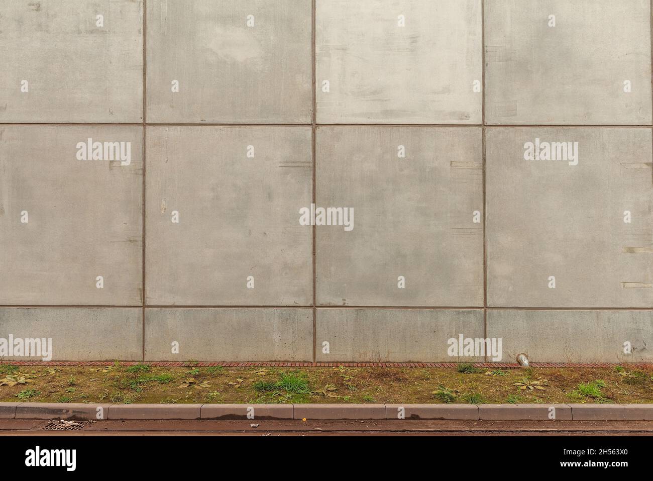 Mur en béton gris avec beaucoup de formes en béton et de lignes de grille Banque D'Images