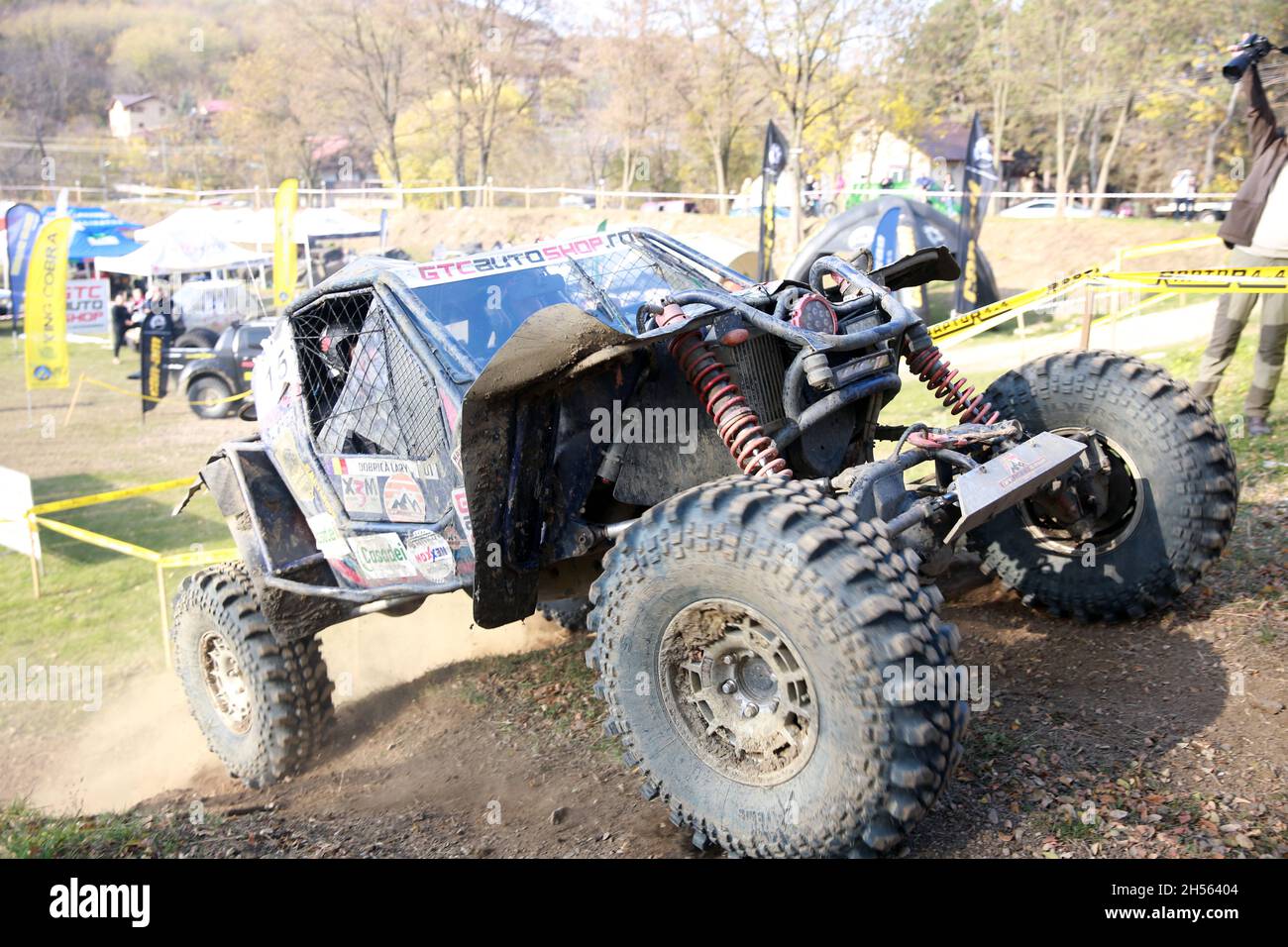 SARATA MONTEORU, ROUMANIE - 06 novembre 2021 : une voiture tout-terrain dans un ravin rivalise dans la partie Trophée GTC du championnat national. Banque D'Images