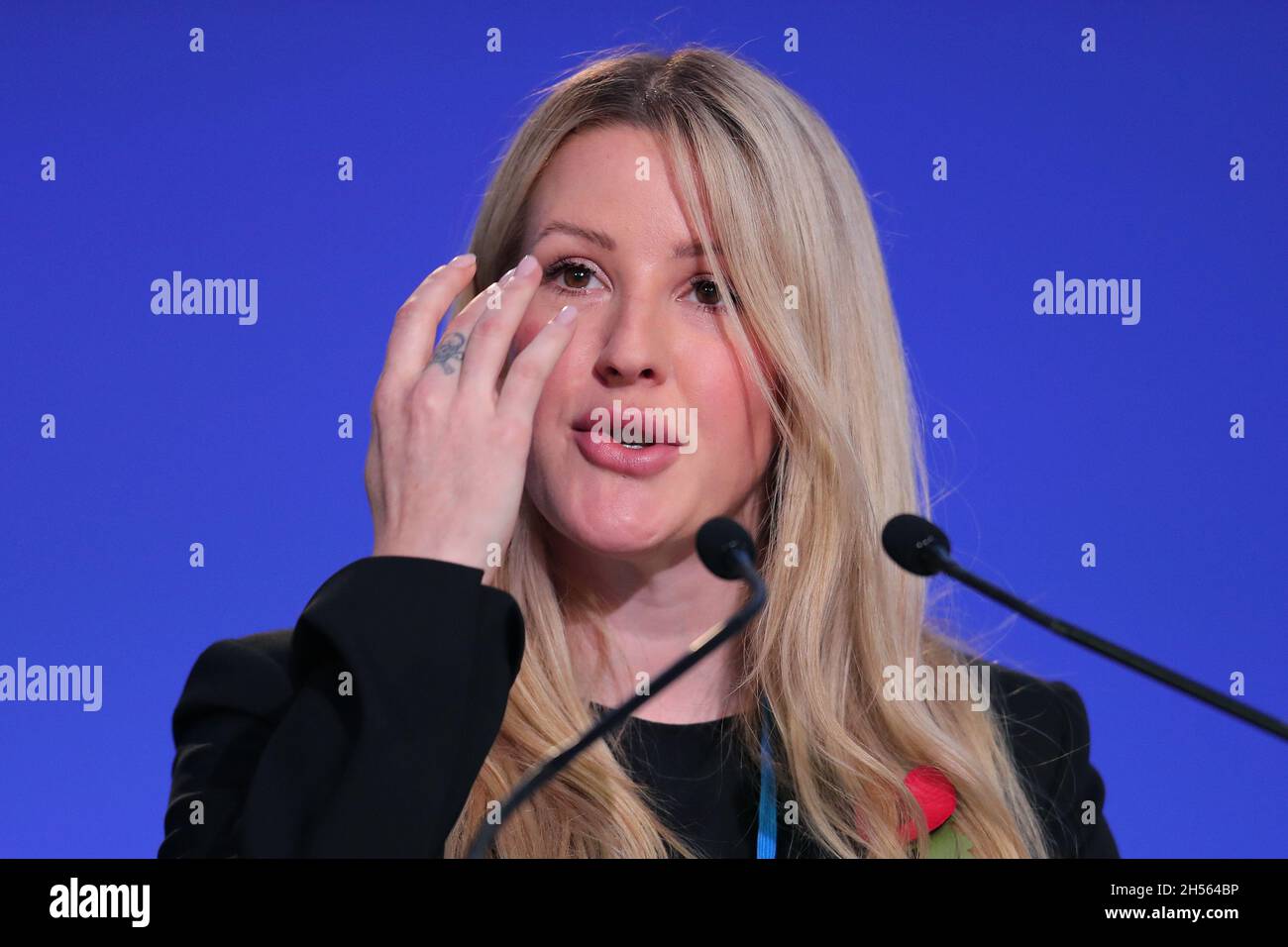 ELLIE GOULDING, CRÂNE, OS CROISÉS TATOUAGE, 2021 Banque D'Images