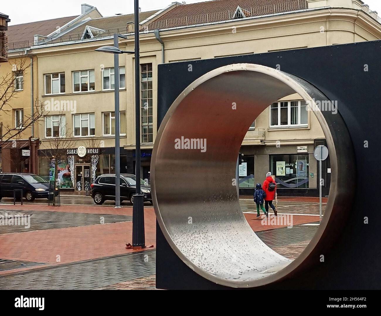 (211107) -- SIAULIAI, 7 novembre 2021 (Xinhua) -- les citoyens marchent dans la rue de Siauliai, Lituanie, 6 novembre 2021.Le gouvernement lituanien a accepté d'offrir un paiement unique de 100 euros (116 dollars américains) aux personnes âgées de 75 ans et plus qui se font vacciner contre le COVID-19 d'ici le 1er décembre et à celles qui prennent leur dose de rappel d'ici le 1er avril 2022.(Xinhua/Xue Dongmei) Banque D'Images