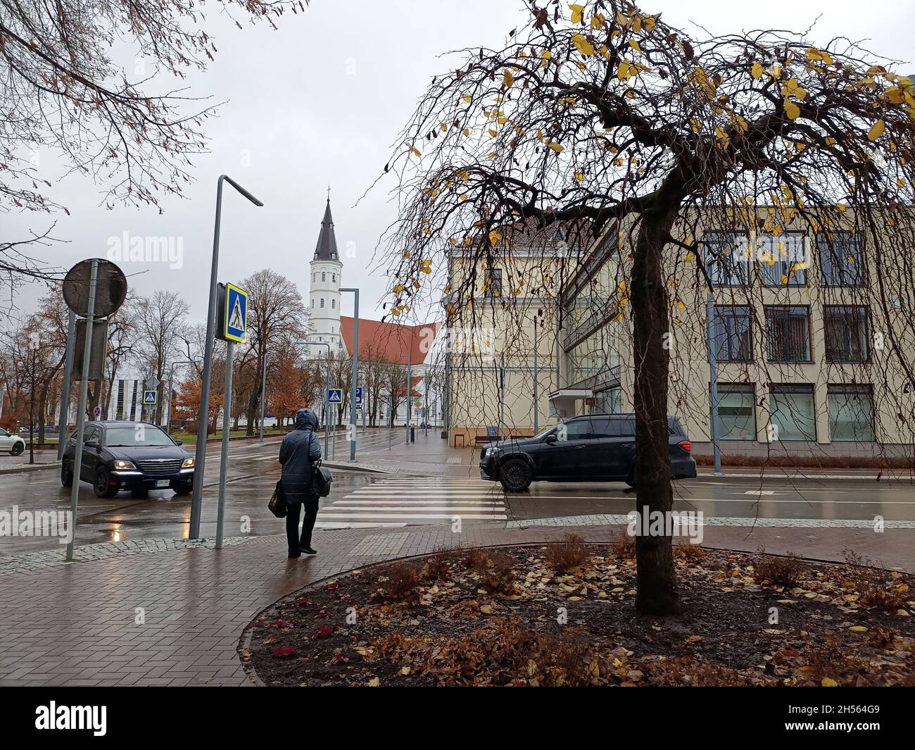 (211107) -- SIAULIAI, 7 novembre 2021 (Xinhua) -- Un citoyen marche dans la rue de Siauliai, Lituanie, 6 novembre 2021.Le gouvernement lituanien a accepté d'offrir un paiement unique de 100 euros (116 dollars américains) aux personnes âgées de 75 ans et plus qui se font vacciner contre le COVID-19 d'ici le 1er décembre et à celles qui prennent leur dose de rappel d'ici le 1er avril 2022.(Xinhua/Xue Dongmei) Banque D'Images