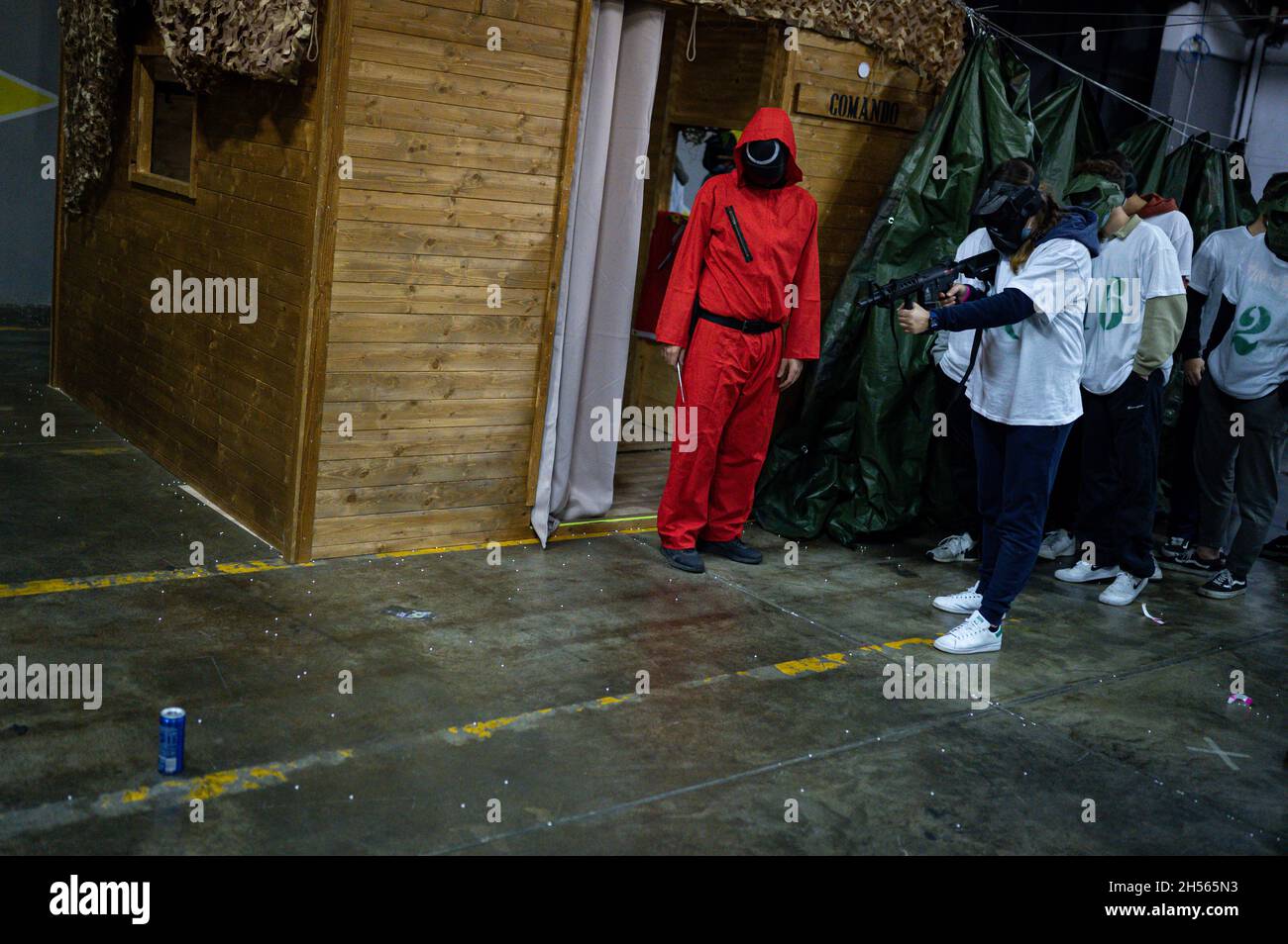 Milan, Italie.5 novembre 2021.Des personnes portant des costumes de série télévisée 'Sequid Game' lors d'un événement organisé par Enigma Room à Settimo Milanese.Crédit: Piero Cruciatti/Alay Live News Banque D'Images