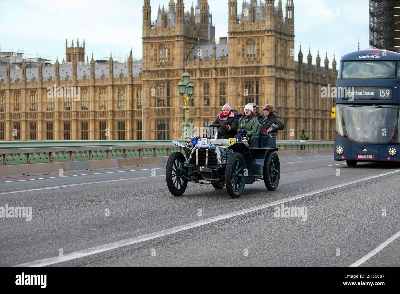 Londres, Royaume-Uni.6 novembre 2021.RM Sothebys de Londres à Brighton car Rally, 125e anniversaire: 1902 Napier (107) traversée du pont de Westminster crédit: Action plus Sports/Alay Live News Banque D'Images