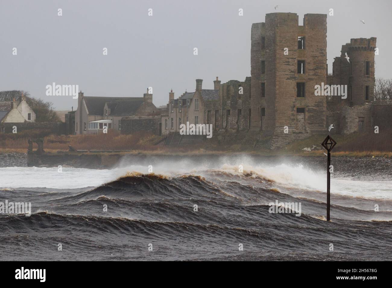 Thurso, Écosse.Novembre 7 2021.Les vagues générées par Gale se brisent à l'embouchure de la rivière Thurso avec le château de Thurso en arrière-plan. Banque D'Images