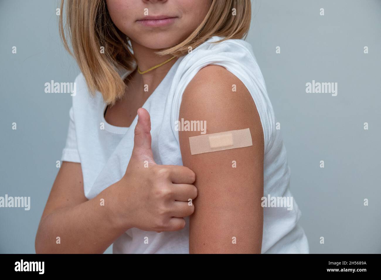 Les enfants qui reçoivent des vaccins au hors du côté de la cuisse.Enfants vaccin. Banque D'Images