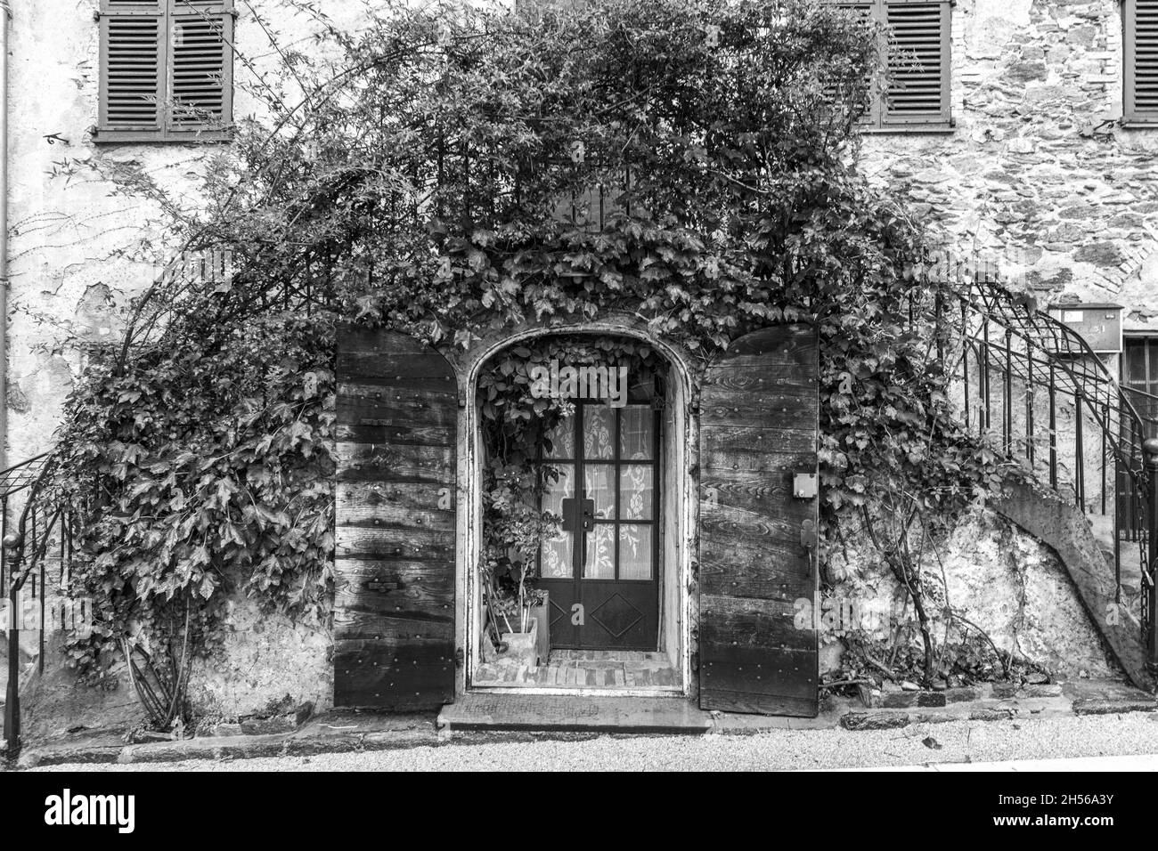 Photo en noir et blanc d'Une maison de village dans le Garde-Freinet, Var, Côte d'Azur, France. Banque D'Images