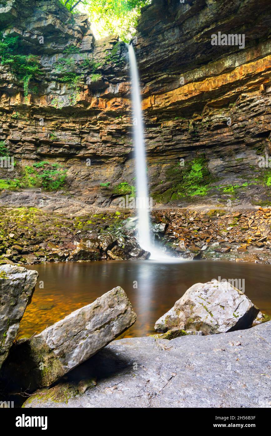 Photographie en exposition longue de Hardraw force, la plus haute cascade d'Angleterre Banque D'Images