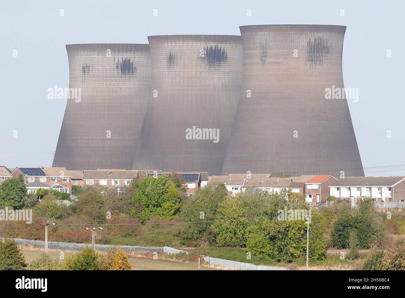 En regardant vers les 3 tours de refroidissement restantes de la centrale électrique de Ferrybridge qui sont prévues pour la démolition Banque D'Images