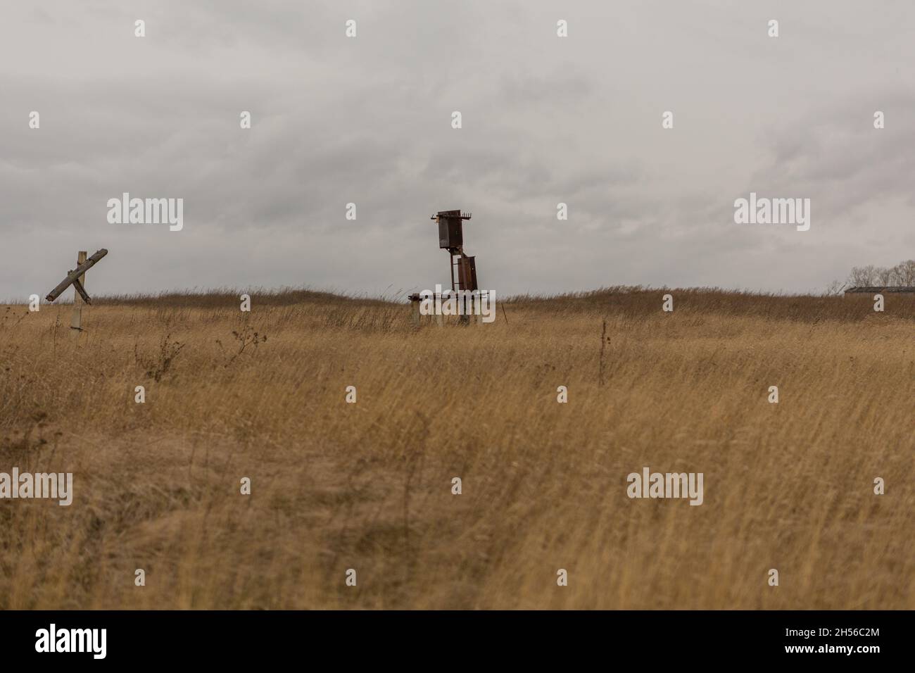 un ancien transformateur sans fil est sur le terrain. Banque D'Images