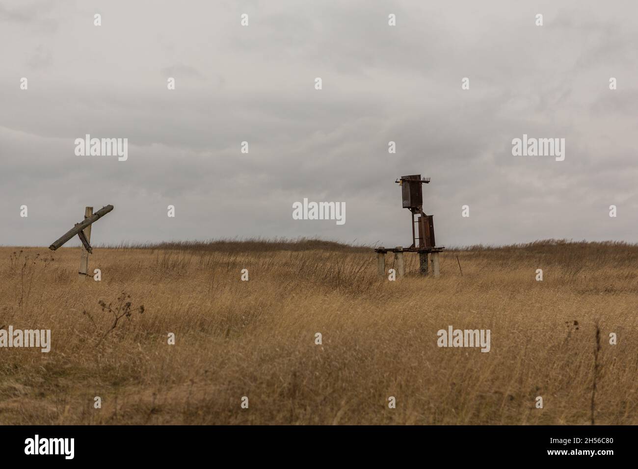 un ancien transformateur sans fil est sur le terrain. Banque D'Images