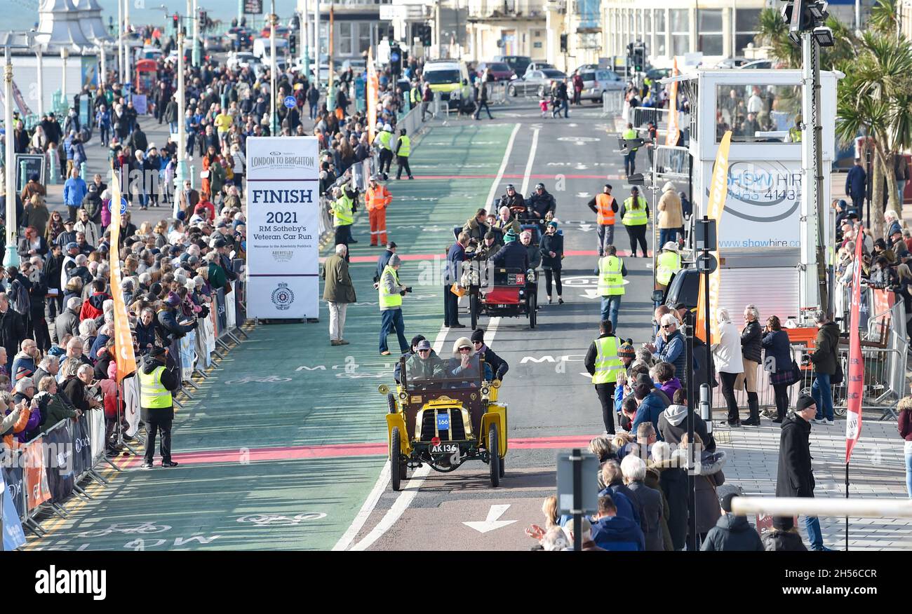 Brighton, Royaume-Uni.07th nov. 2021.Brighton Royaume-Uni 7 novembre - véhicules près de la fin de la RM Sotheby's de Londres à Brighton Veteran car Run aujourd'hui .Cette année est le 125e anniversaire de la plus longue course automobile de BritainÕs : Credit Simon Dack/Alamy Live News Banque D'Images