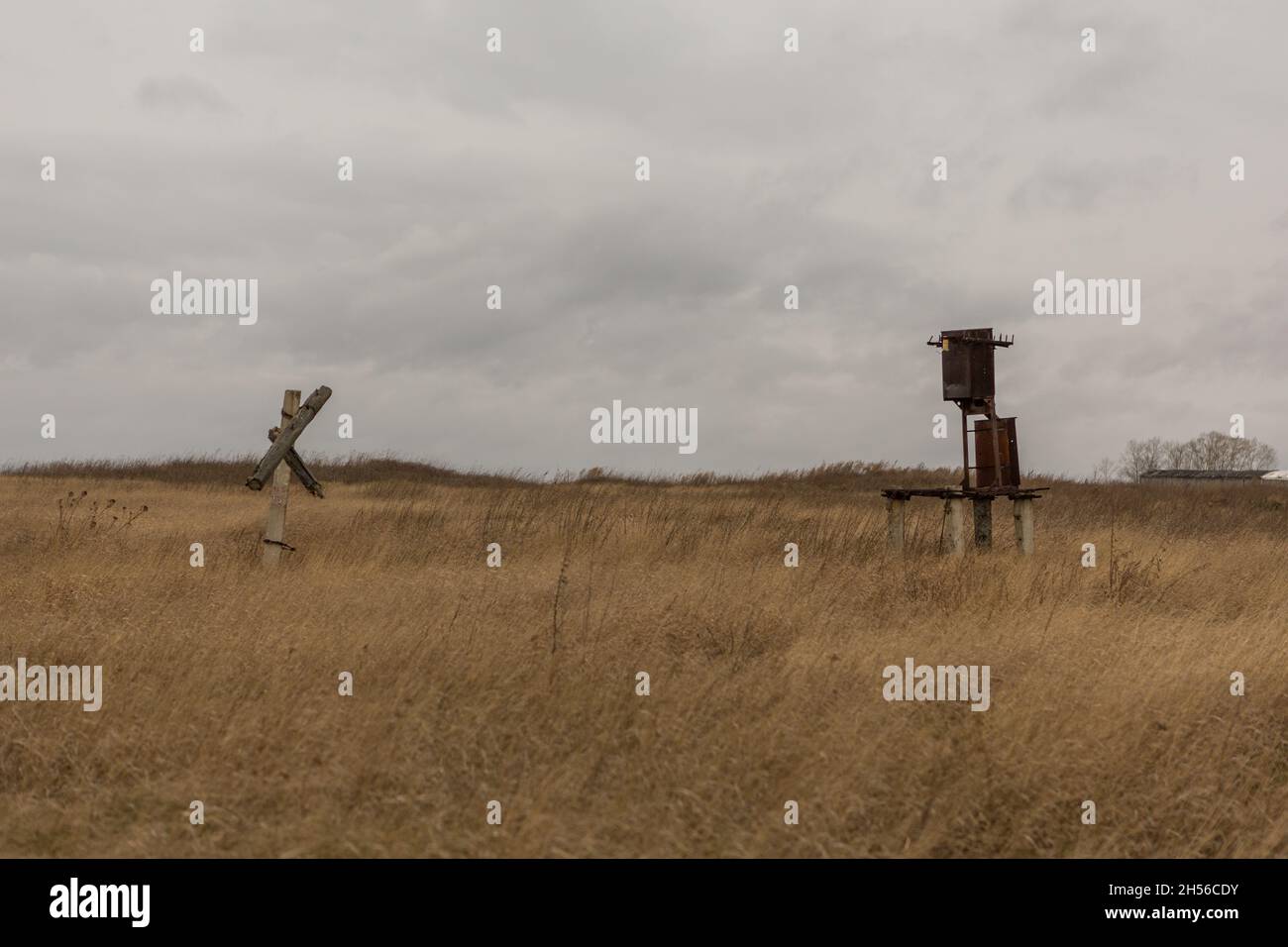 un ancien transformateur sans fil est sur le terrain. Banque D'Images