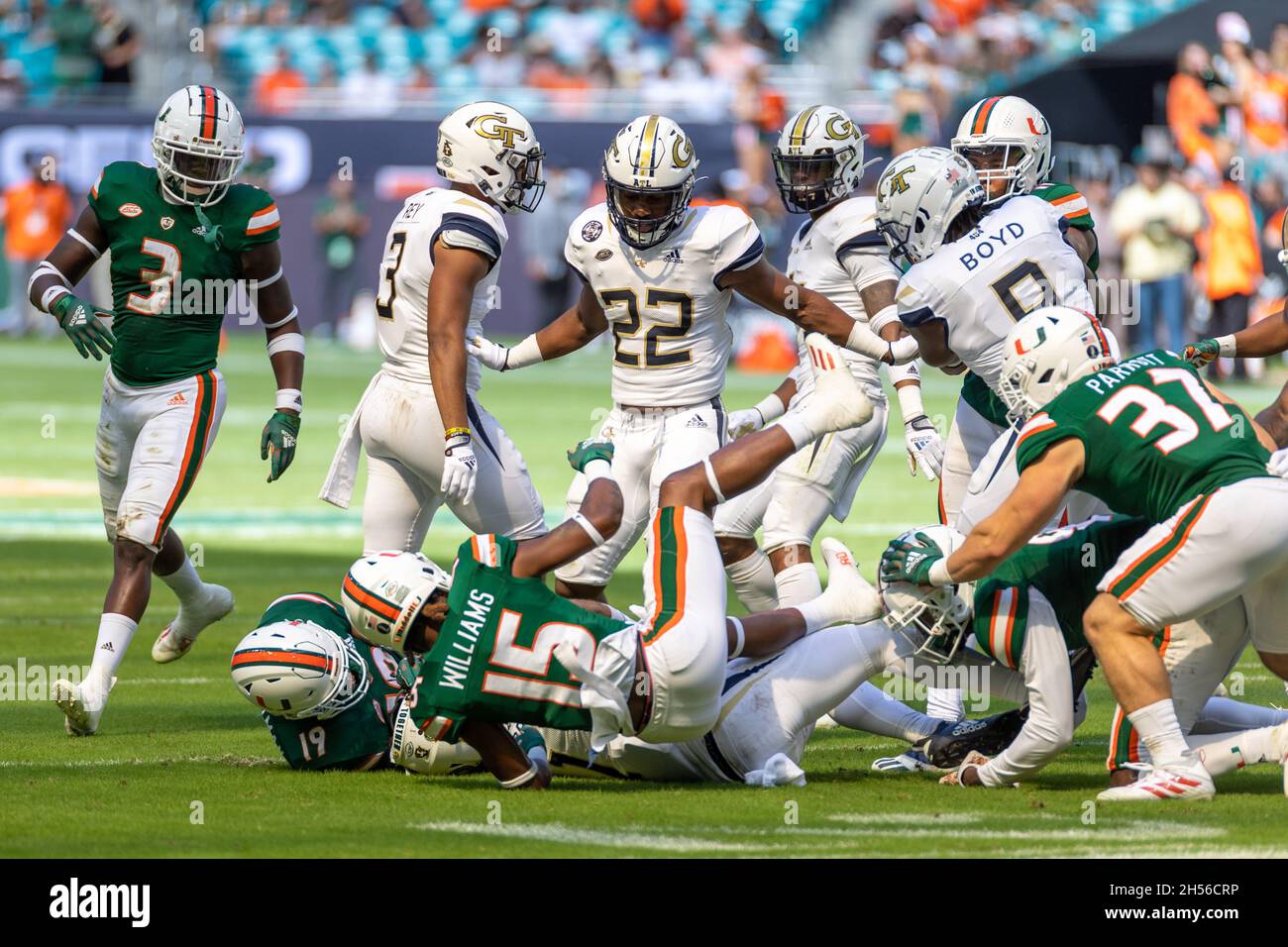 Miami Gardens, États-Unis.06e novembre 2021.Miami 15 Avantae Williams Safety, 37 Michael Parrott jeu à dos plein contre la Géorgie 22 Thaddius Franklin, Jr. Course de retour pendant le match d'un NCAA College football au Hard Rock Stadium à Miami Gardens, FL, le 6 novembre 2021.(Photo par Yaroslav Sabitov/YES Market Media/Sipa USA) crédit: SIPA USA/Alay Live News Banque D'Images