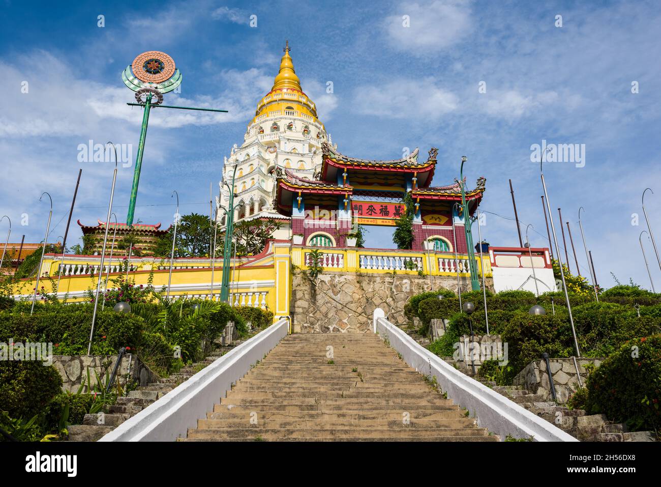 Penang, 09 août 2015 : site touristique populaire Temple Kek Lok si avec ciel bleu. Banque D'Images
