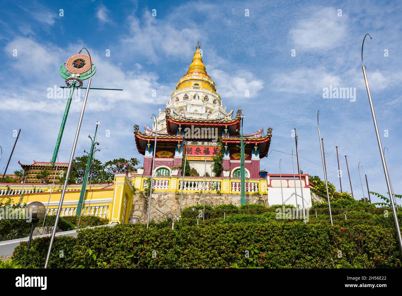 Penang, 09 août 2015 : site touristique populaire Temple Kek Lok si avec ciel bleu. Banque D'Images