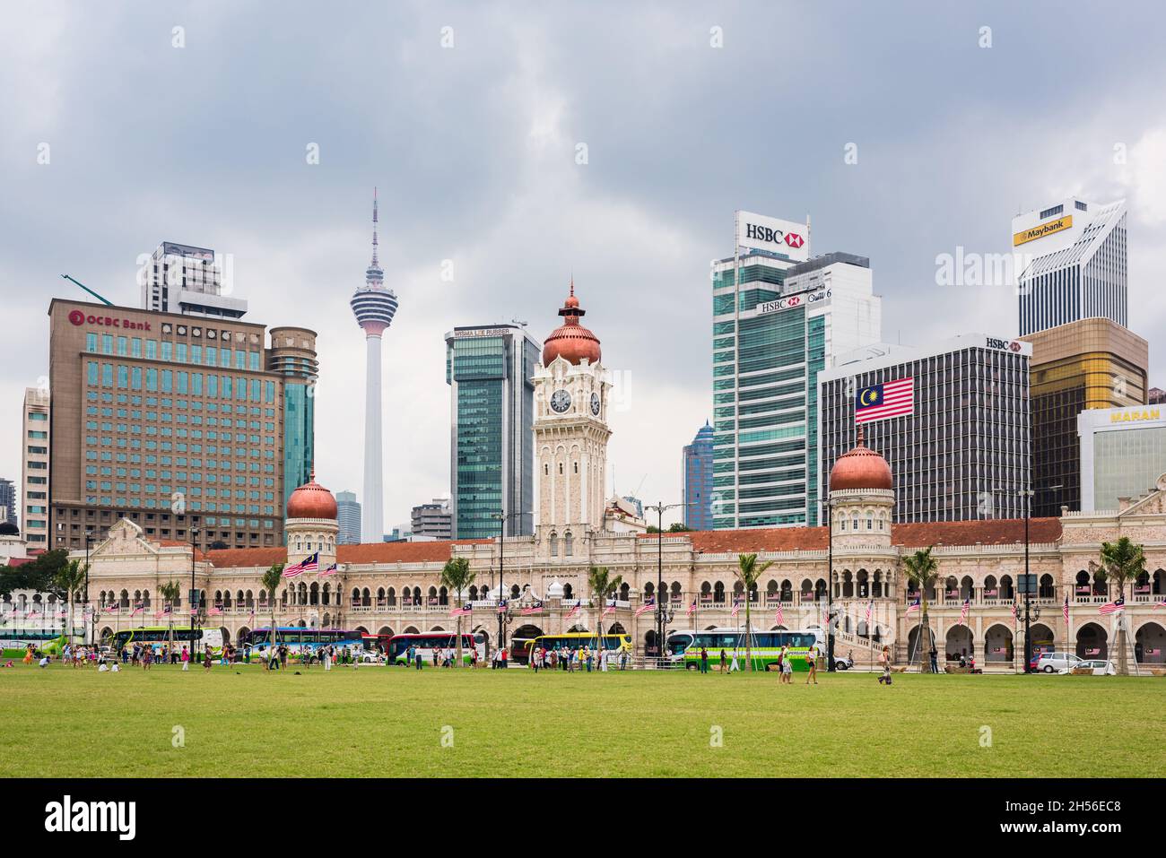 Kuala Lumpur, Malaisie, 10 août 2015 : bâtiment Sultan Abdul Samad et horizon de la ville depuis la place Merdeka. Banque D'Images