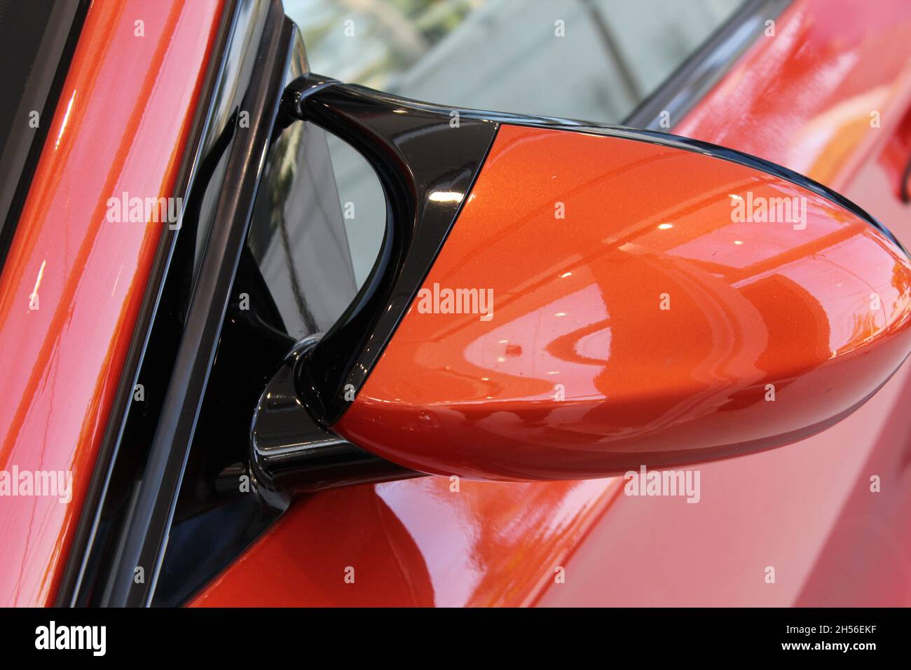 MW 1M : gros plan du rétroviseur, coupé, orange, phares allumés, année de fabrication 2011.São Paulo - Brésil - septembre 2011. Banque D'Images