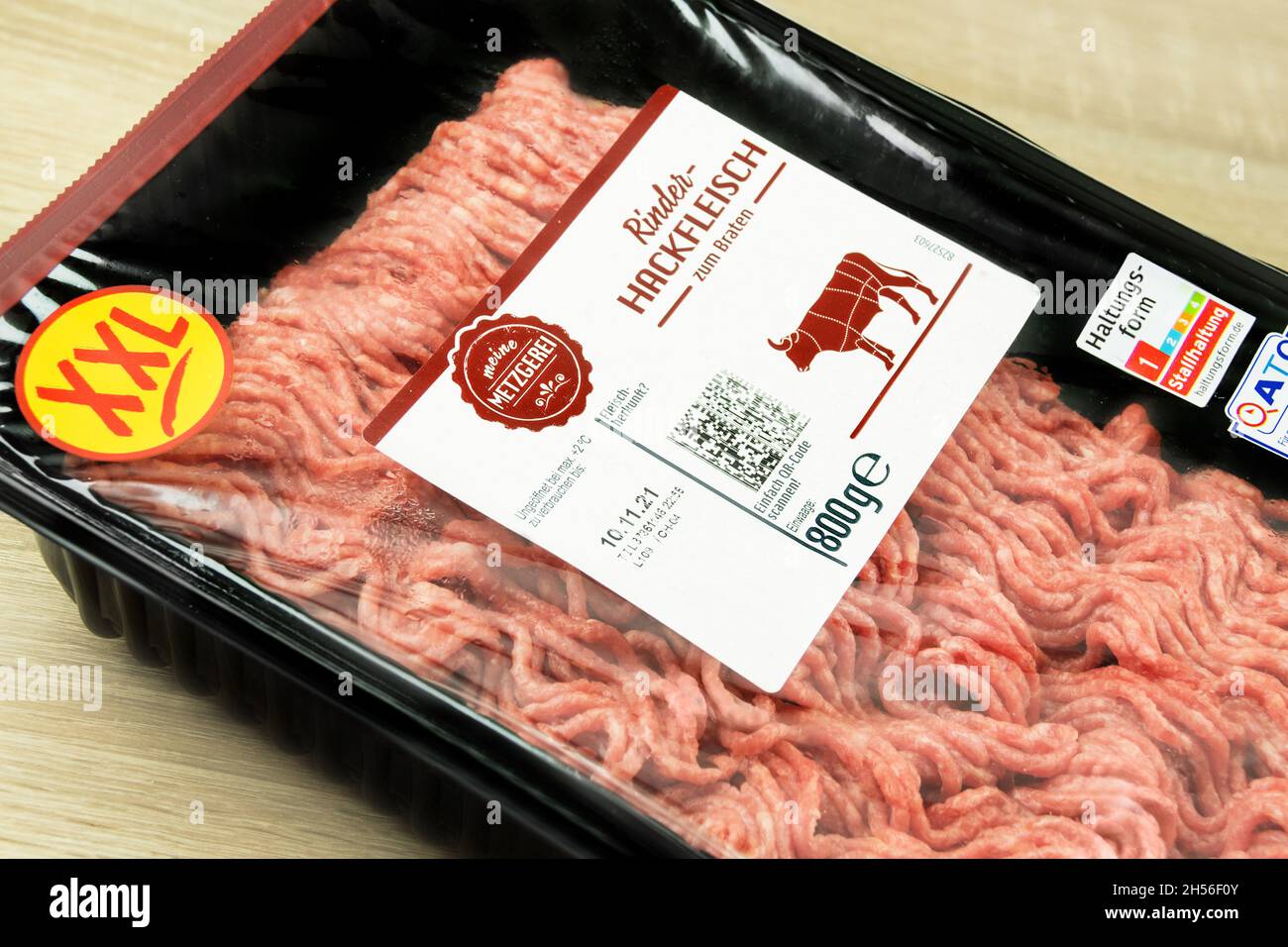 Hambourg, Allemagne - novembre 7 2021: Meine Metzgerei 1 Packung Rinderhackfleisch - 1 paquet de bœuf haché XXL 800 g. Banque D'Images