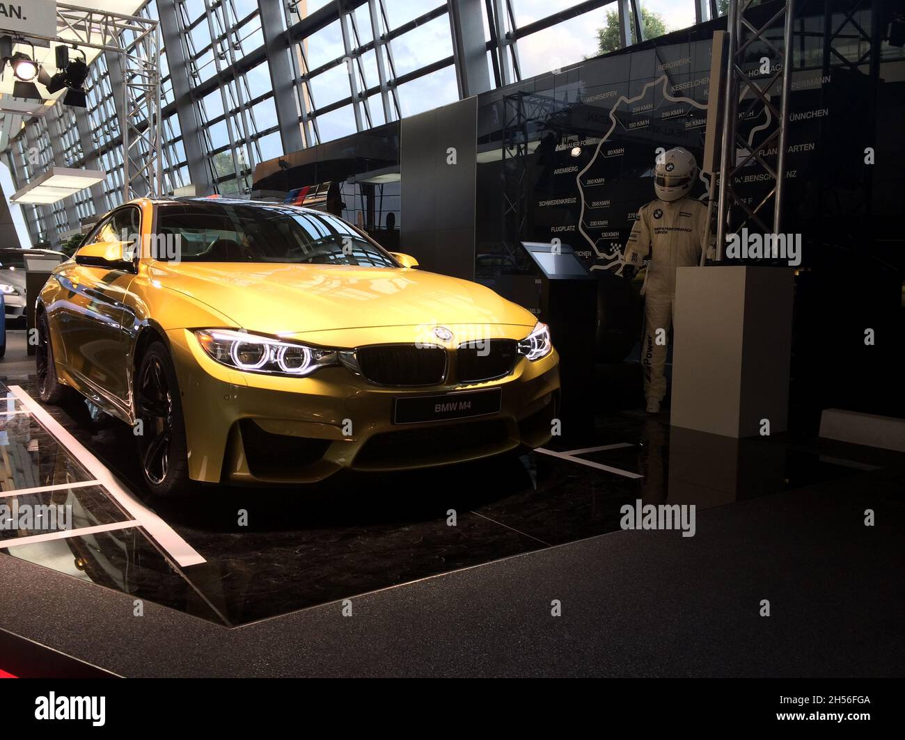 BMW M4 (F82) vue de face avec phares allumés, couleur jaune, année 2014, en exposition à Welt - Munich - Allemagne . Banque D'Images