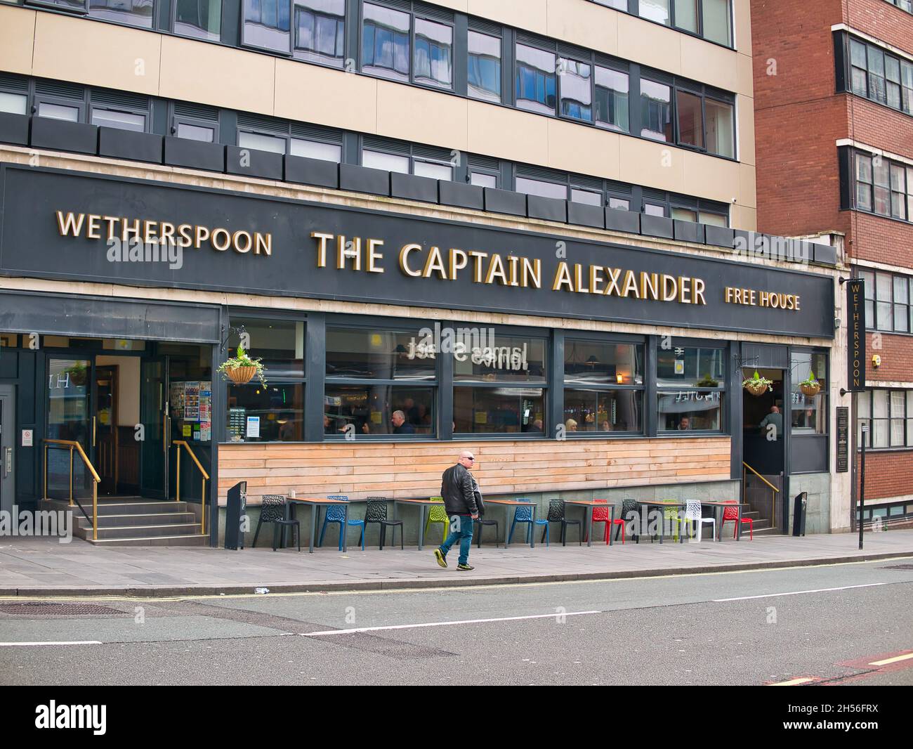 Le capitaine Alexander, rue James, Liverpool.Une maison publique JD Wetherspoon.Un seul homme passe sur la chaussée, tandis que les clients sont visibles Banque D'Images