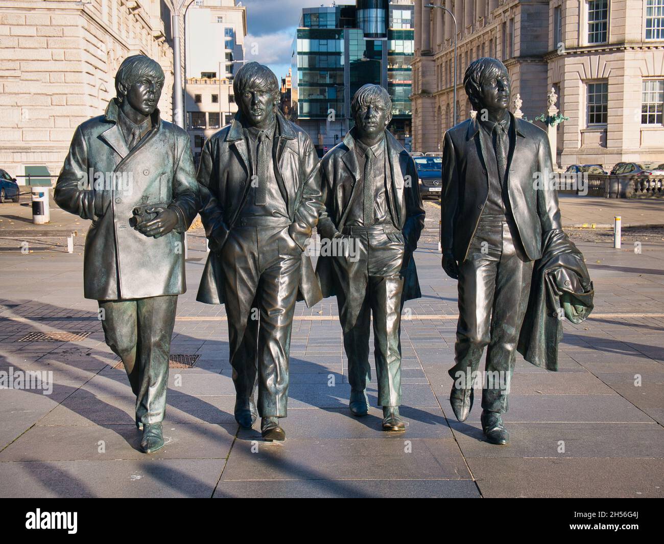 Une statue emblématique des Beatles dans leur ville natale de Liverpool - situé sur le Pier Head sur le front de mer de la rivière Mersey.Sculpté par Andrew Edwards Banque D'Images