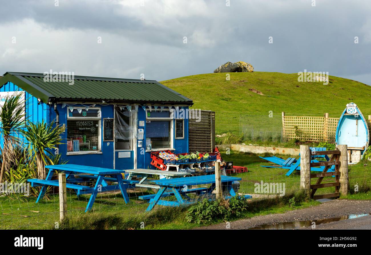 Clachpéage, Assynt, Écosse, octobre 21 2021.Flossies Beach Store près de Clachfil Beach, un petit bâtiment en bois bleu, bien approvisionné et servant le Banque D'Images