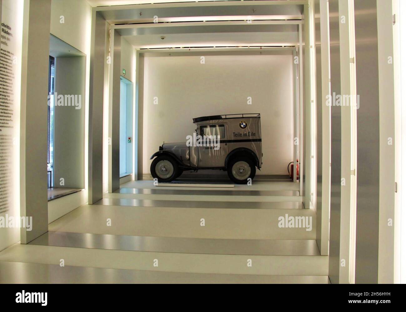 BMW Dixi: La couleur grise, utilisée pour l'entretien par le constructeur automobile, a été la première voiture fabriquée par BMW.Musée BMW, Welt - Munich - Allemagne . Banque D'Images