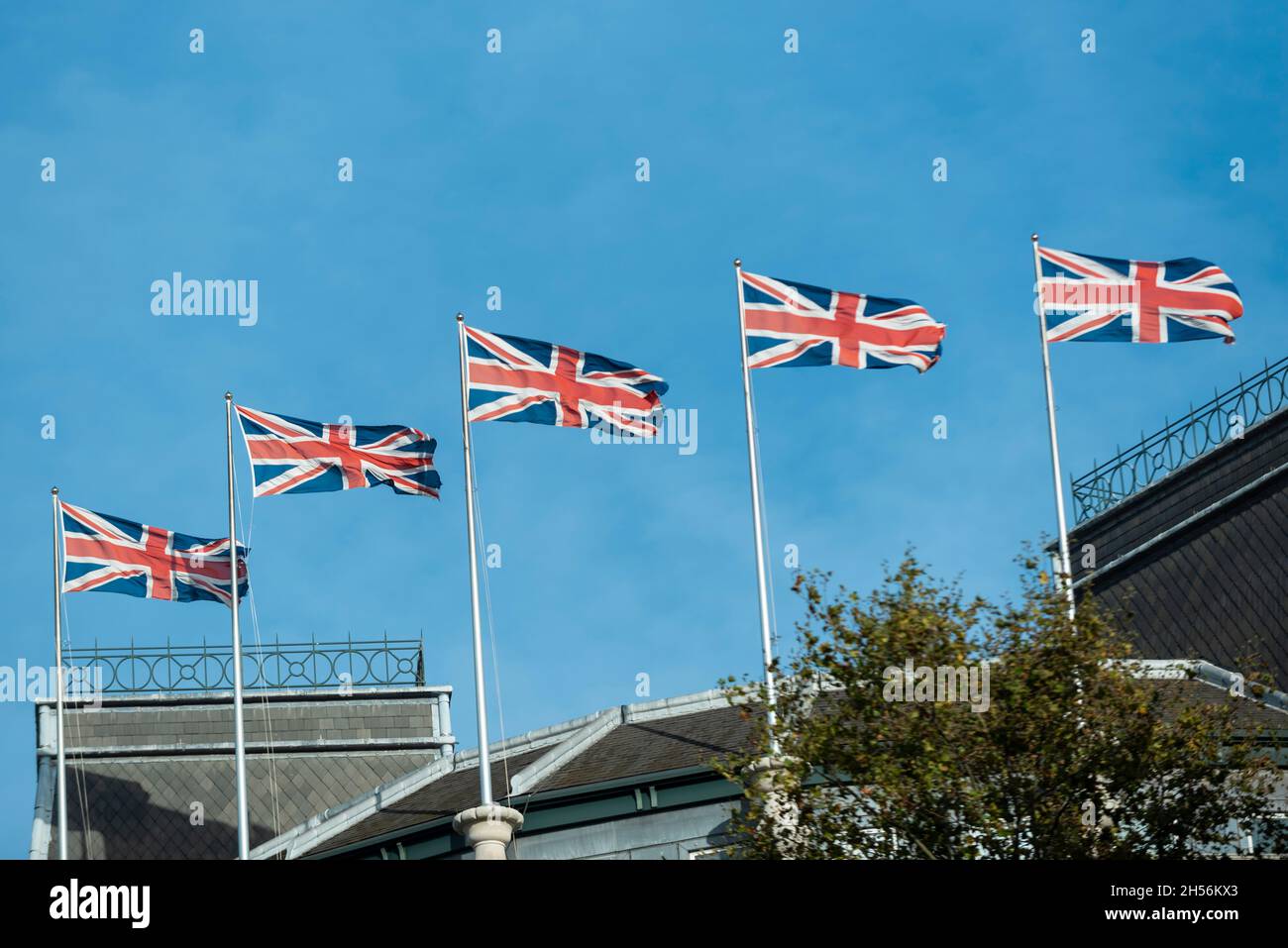 Londres, Royaume-Uni.7 novembre 2021.Météo au Royaume-Uni – les drapeaux de l'Union flottent dans le vent au-dessus de Trafalgar Square.Demain, commence la deuxième semaine de la Conférence des Nations Unies sur les changements climatiques (COP26) qui se tient à Glasgow, qui a été accueillie par le Royaume-Uni.Credit: Stephen Chung / Alamy Live News Banque D'Images