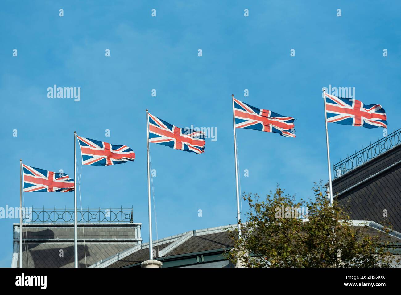 Londres, Royaume-Uni.7 novembre 2021.Météo au Royaume-Uni – les drapeaux de l'Union flottent dans le vent au-dessus de Trafalgar Square.Demain, commence la deuxième semaine de la Conférence des Nations Unies sur les changements climatiques (COP26) qui se tient à Glasgow, qui a été accueillie par le Royaume-Uni.Credit: Stephen Chung / Alamy Live News Banque D'Images