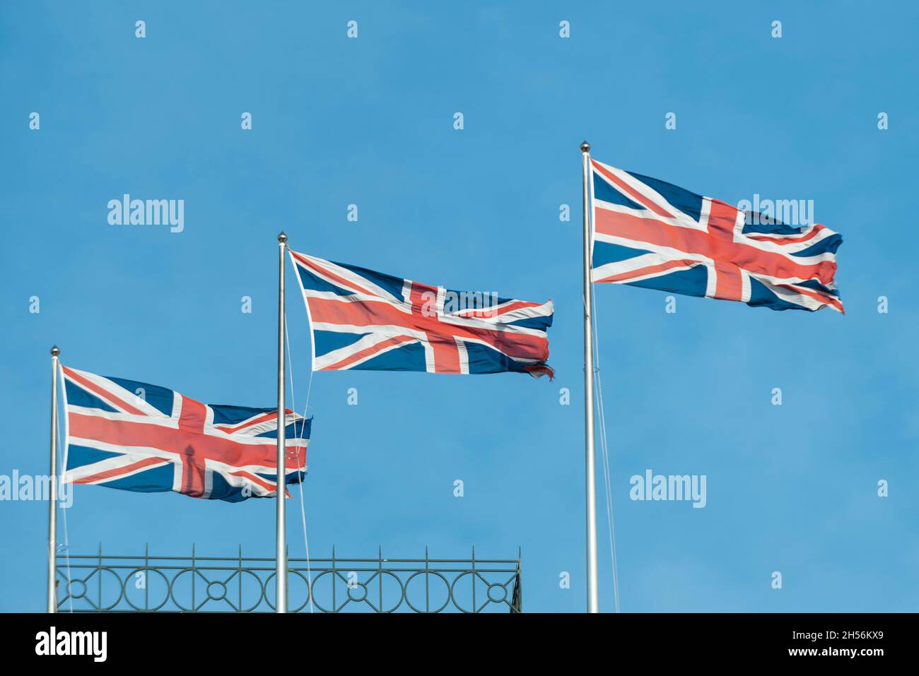 Londres, Royaume-Uni.7 novembre 2021.Météo au Royaume-Uni – les drapeaux de l'Union flottent dans le vent au-dessus de Trafalgar Square.Demain, commence la deuxième semaine de la Conférence des Nations Unies sur les changements climatiques (COP26) qui se tient à Glasgow, qui a été accueillie par le Royaume-Uni.Credit: Stephen Chung / Alamy Live News Banque D'Images