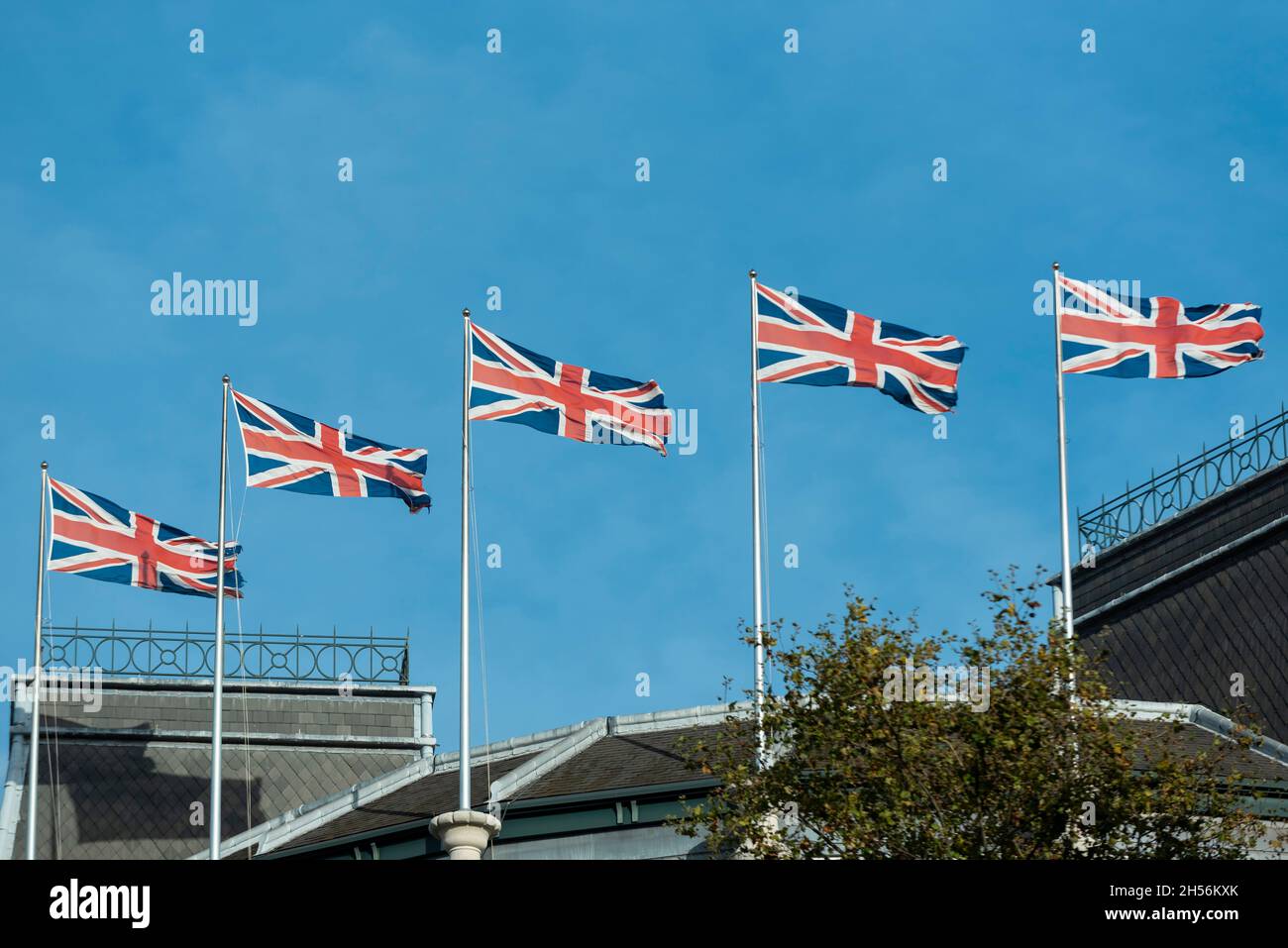 Londres, Royaume-Uni.7 novembre 2021.Météo au Royaume-Uni – les drapeaux de l'Union flottent dans le vent au-dessus de Trafalgar Square.Demain, commence la deuxième semaine de la Conférence des Nations Unies sur les changements climatiques (COP26) qui se tient à Glasgow, qui a été accueillie par le Royaume-Uni.Credit: Stephen Chung / Alamy Live News Banque D'Images