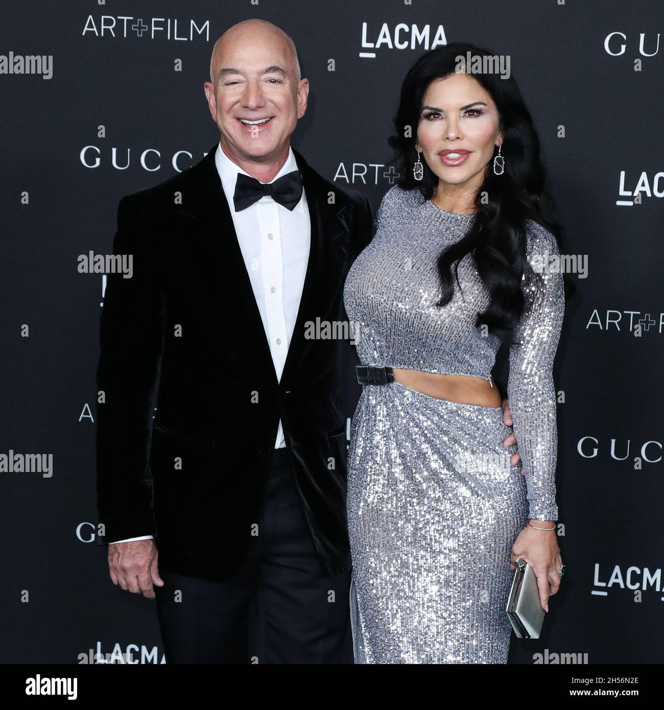 LOS ANGELES, CALIFORNIE, ÉTATS-UNIS - NOVEMBRE 06 :L'entrepreneur américain/fondateur  et président exécutif de Amazon.com Jeff Bezos et sa petite amie/l'ancre  américaine Lauren Sanchez arrivent au 10e gala annuel d'art et de film