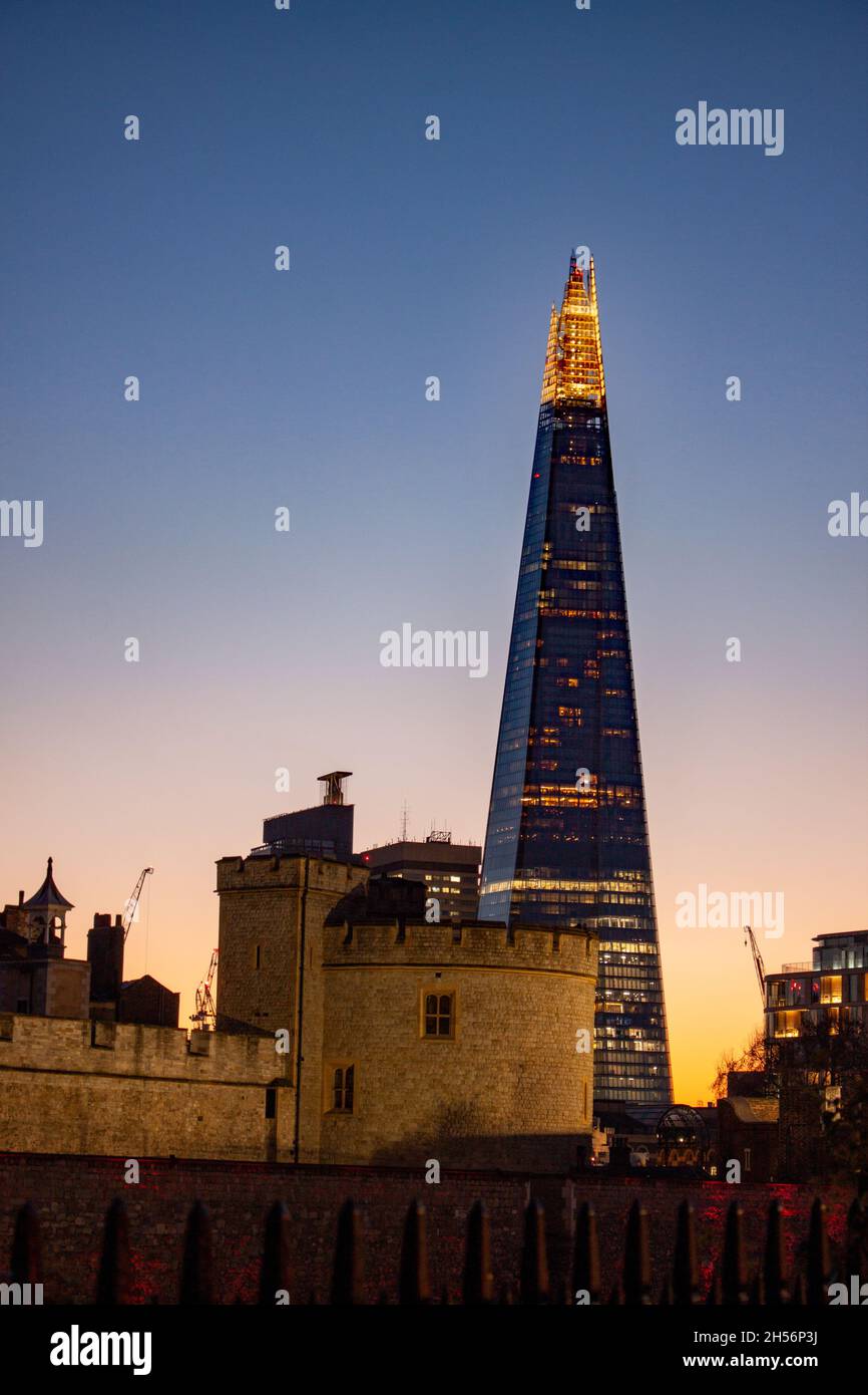 Royaume-Uni, Londres - le Shard et la Tour de Londres au coucher du soleil Banque D'Images