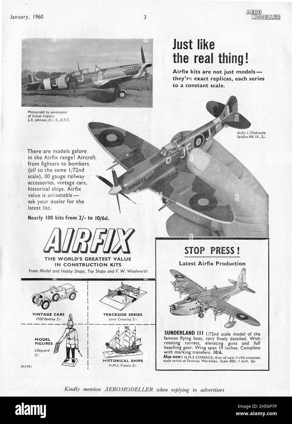 Kits de modèles en plastique Airfix, publicité pleine page.Le modèle Spitfire montré est tenu à la main, plus le dernier ajout à la gamme, le bateau volant Sunderland 111. Banque D'Images