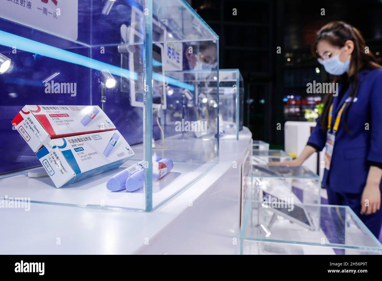 Shanghai.7 novembre 2021.Photo prise le 7 novembre 2021 montre de nouvelles injections anti-diabète au stand de Novo Nordisk à l'espace d'exposition matériel médical et produits de santé de la 4ème China International Import Expo (CIIE) à Shanghai, en Chine orientale.Credit: Zhang Yuwei/Xinhua/Alay Live News Banque D'Images