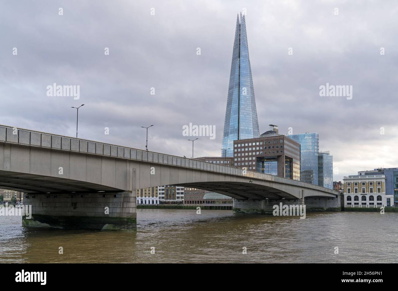 Le gratte-ciel de Shard, vu de l'autre côté du London Bridge, en face de la Tamise. Banque D'Images