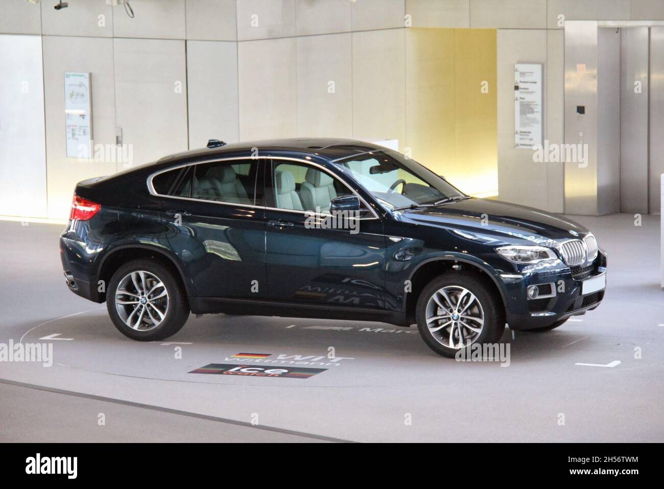 BMW X6 (E71) : vue latérale, vert foncé métallisé, intérieur en cuir beige, première génération, fabriqué de 2008 à 2014.Welt, Munich, Allemagne Banque D'Images