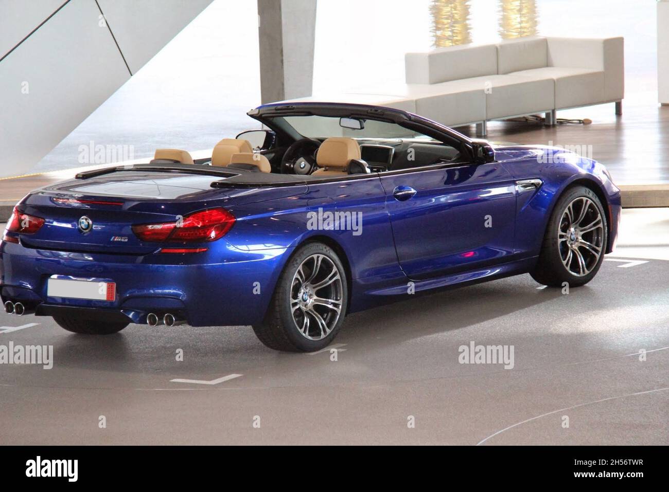 BMW M6 (F12) : vue arrière de la voiture, bleu métallisé, intérieur cuir beige, cabriolet, fabriqué de 2012 à 2019.Welt, Munich, Allemagne Banque D'Images