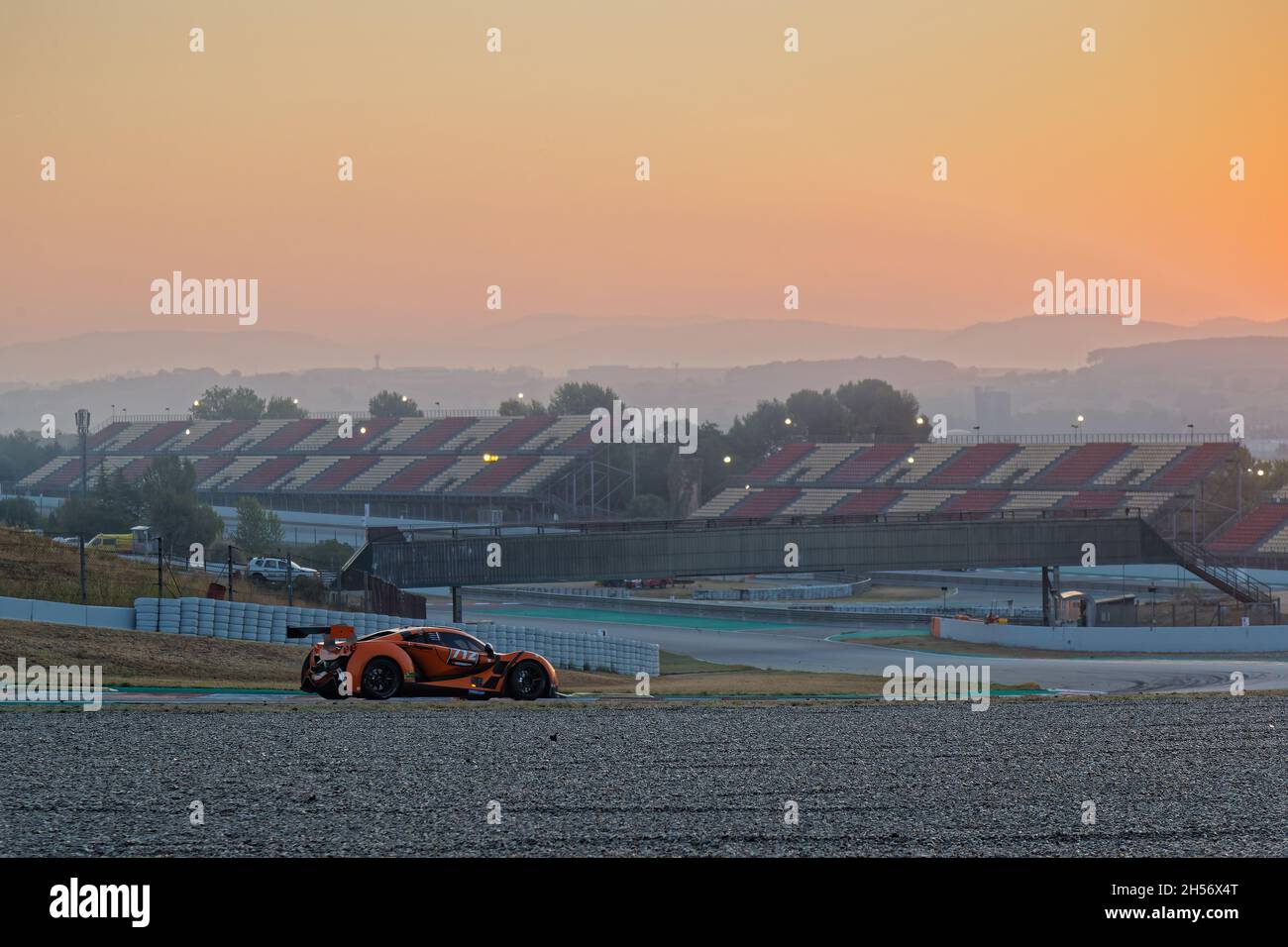 BARCELONE, ESPAGNE, 5 septembre 2021 : voiture Vortex sur piste à l'aube pendant 24 heures série par Hanccok Barcelona course. Banque D'Images