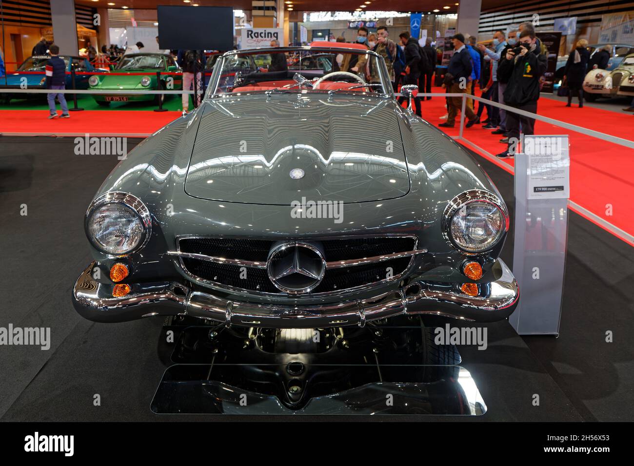 LYON, FRANCE, 5 novembre 2021 : Mercedes 190SL.Le salon Epoq'Auto est organisé depuis 1979, avec plus de 70,000 000 visiteurs chaque année. Banque D'Images